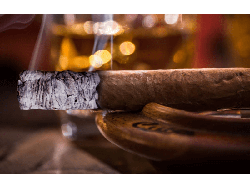 Gạt tro đúng thời điểm giúp bạn duy trì trải nghiệm thưởng thức xì gà hoàn hảo